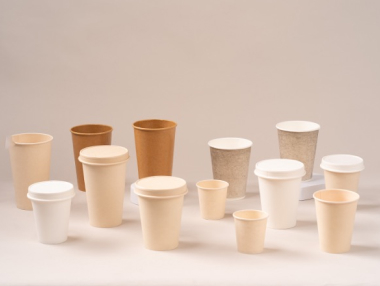 多款植纖無塑環保紙杯展示，涵蓋不同容量與杯型設計